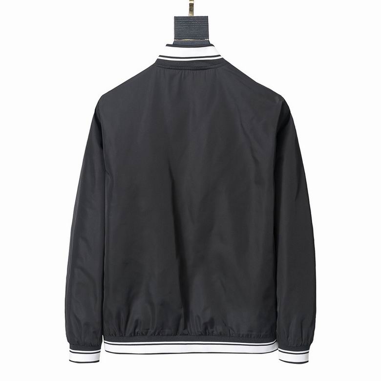 Profitez du mélange parfait de style et de fonctionnalité avec les vestes Dolce Gabbana, conçus pour ceux qui recherchent l'excellence en termes de confort et de performance.