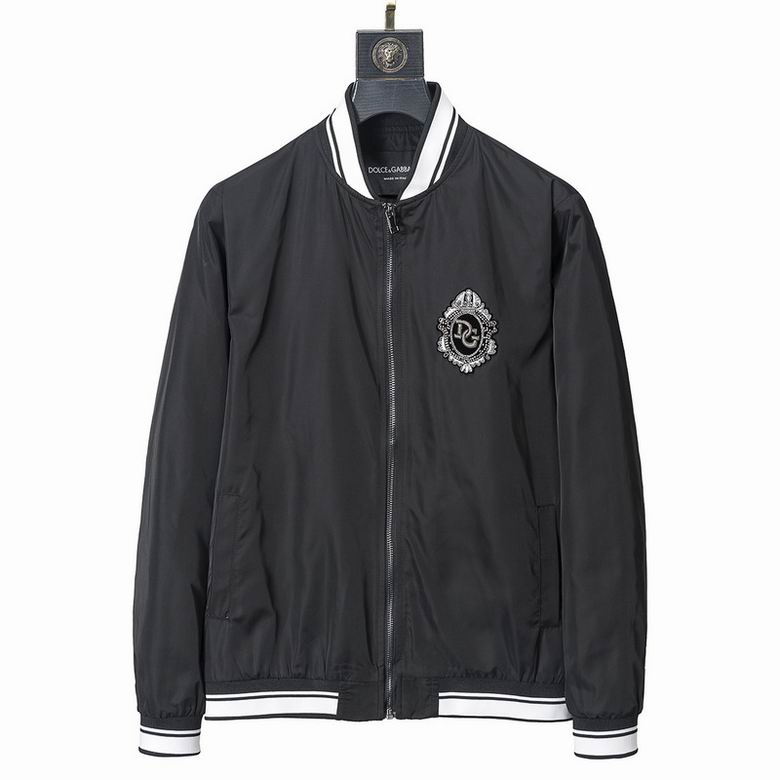 Profitez du mélange parfait de style et de fonctionnalité avec les vestes Dolce Gabbana, conçus pour ceux qui recherchent l'excellence en termes de confort et de performance.