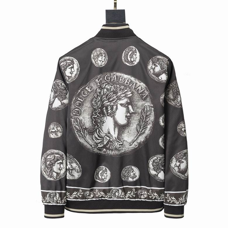 Profitez du mélange parfait de style et de fonctionnalité avec les vestes Dolce Gabbana, conçus pour ceux qui recherchent l'excellence en termes de confort et de performance.