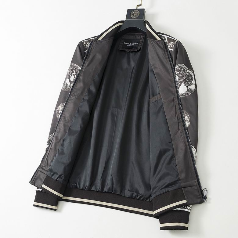 Profitez du mélange parfait de style et de fonctionnalité avec les vestes Dolce Gabbana, conçus pour ceux qui recherchent l'excellence en termes de confort et de performance.