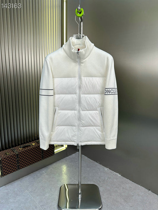 Les doudounes Moncler homme allient élégance et performance pour offrir une protection froid. Leur design sophistiqué et pas cher. Le moins cher.