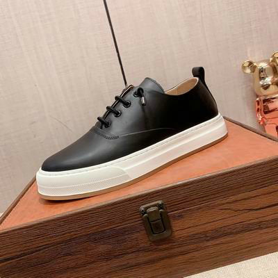 Les baskets sneakers Prada incarnent un style emblématique et un luxe italien.

 leur design élégant.pas cher,le moins cher.
