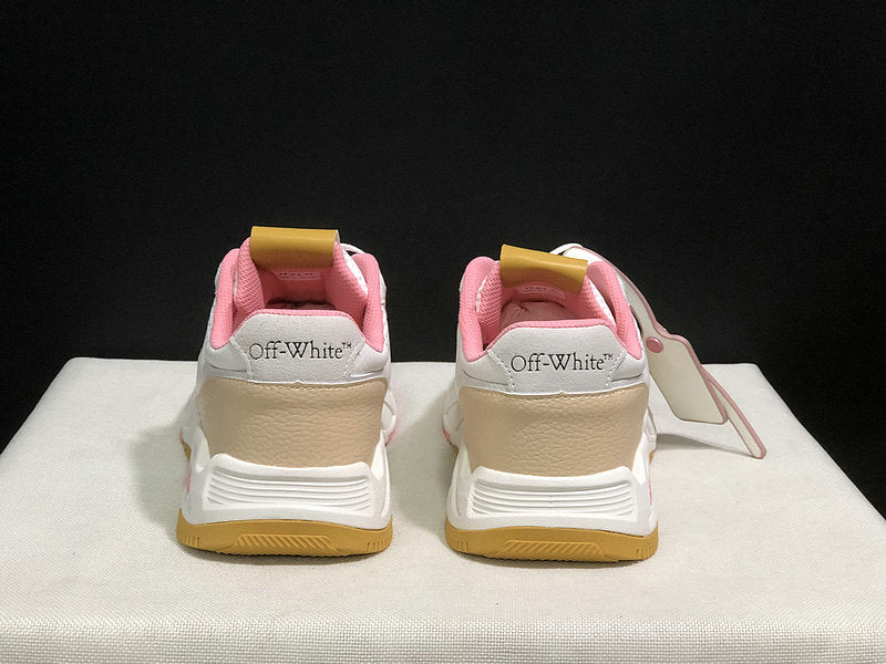 Découvrez les baskets Off-white, fusion parfaite de la mode haut de gamme et du streetwear. Osez un style audacieux avec ces pièces uniques !