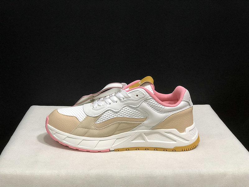 Découvrez les baskets Off-white, fusion parfaite de la mode haut de gamme et du streetwear. Osez un style audacieux avec ces pièces uniques !