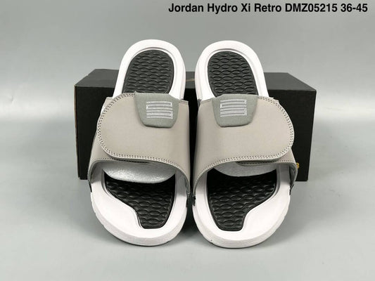 Les sandales claquettes Jordan sont un incontournable pour ceux qui recherchent un mélange parfait entre confort et style décontracté.