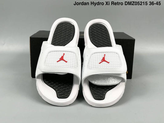 Les sandales claquettes Jordan sont un incontournable pour ceux qui recherchent un mélange parfait entre confort et style décontracté.