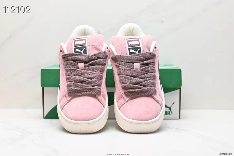 Les baskets Puma Femme se distinguent par leur style audacieux et moderne, alliant des éléments sportifs et urbains. Inspirées des tendances actuelles 