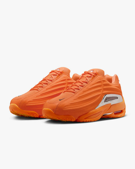 Les baskets Nike X Nocta Hot Step 2 incarnent l'alliance parfaite entre un style audacieux  haut de gamme collaboration Nocta.pas cher 