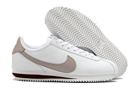 Résultats de l'évolution emblématique de la ligne Nike, les baskets Nike Cortez Femme sont un témoignage de l'engagement de Nike à combiner style et innovation.
