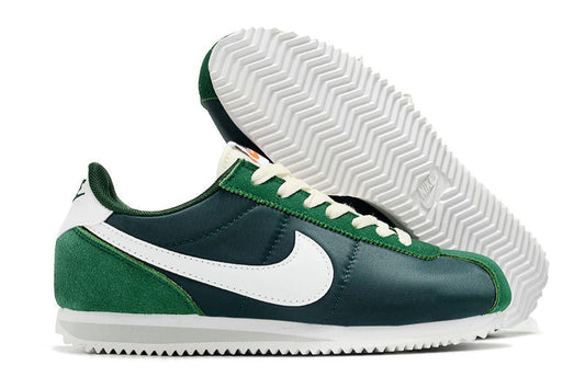 Résultats de l'évolution emblématique de la ligne Nike, les baskets Nike Cortez Femme sont un témoignage de l'engagement de Nike à combiner style et innovation.