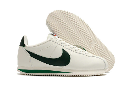 Résultats de l'évolution emblématique de la ligne Nike, les baskets Nike Cortez Femme sont un témoignage de l'engagement de Nike à combiner style et innovation.