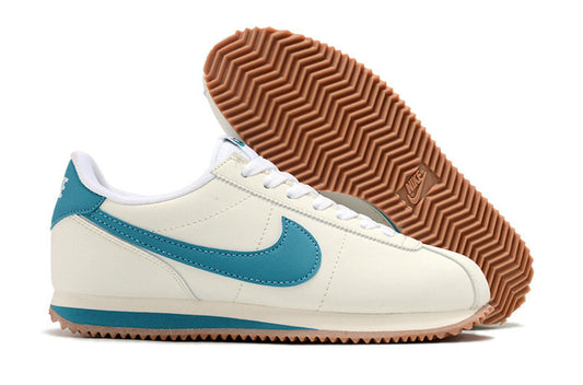 Résultats de l'évolution emblématique de la ligne Nike, les baskets Nike Cortez Femme sont un témoignage de l'engagement de Nike à combiner style et innovation.