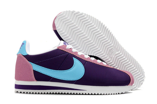 Résultats de l'évolution emblématique de la ligne Nike, les baskets Nike Cortez Femme sont un témoignage de l'engagement de Nike à combiner style et innovation.
