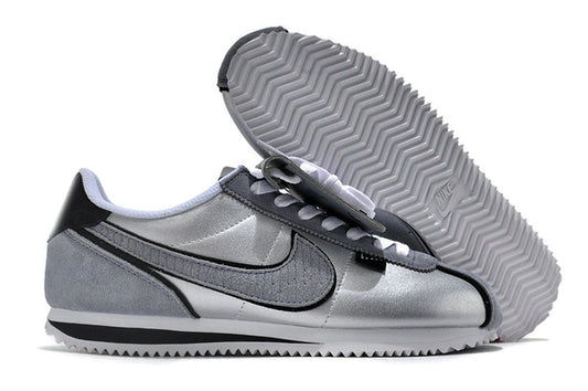 Résultats de l'évolution emblématique de la ligne Nike, les baskets Nike Cortez Femme sont un témoignage de l'engagement de Nike à combiner style et innovation.