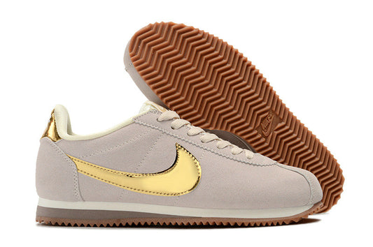 Résultats de l'évolution emblématique de la ligne Nike, les baskets Nike Cortez Femme sont un témoignage de l'engagement de Nike à combiner style et innovation.