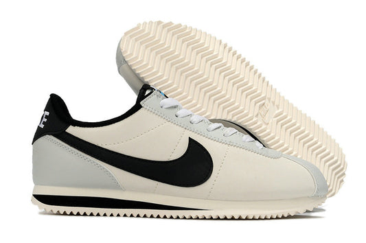 Résultats de l'évolution emblématique de la ligne Nike, les baskets Nike Cortez Femme sont un témoignage de l'engagement de Nike à combiner style et innovation.