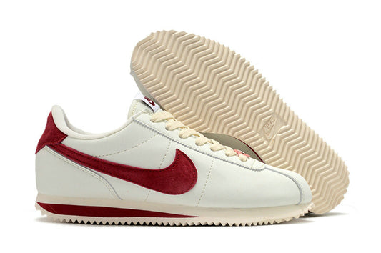 Résultats de l'évolution emblématique de la ligne Nike, les baskets Nike Cortez Femme sont un témoignage de l'engagement de Nike à combiner style et innovation.