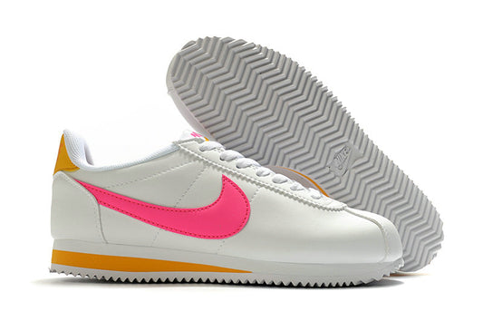 Résultats de l'évolution emblématique de la ligne Nike, les baskets Nike Cortez Femme sont un témoignage de l'engagement de Nike à combiner style et innovation.