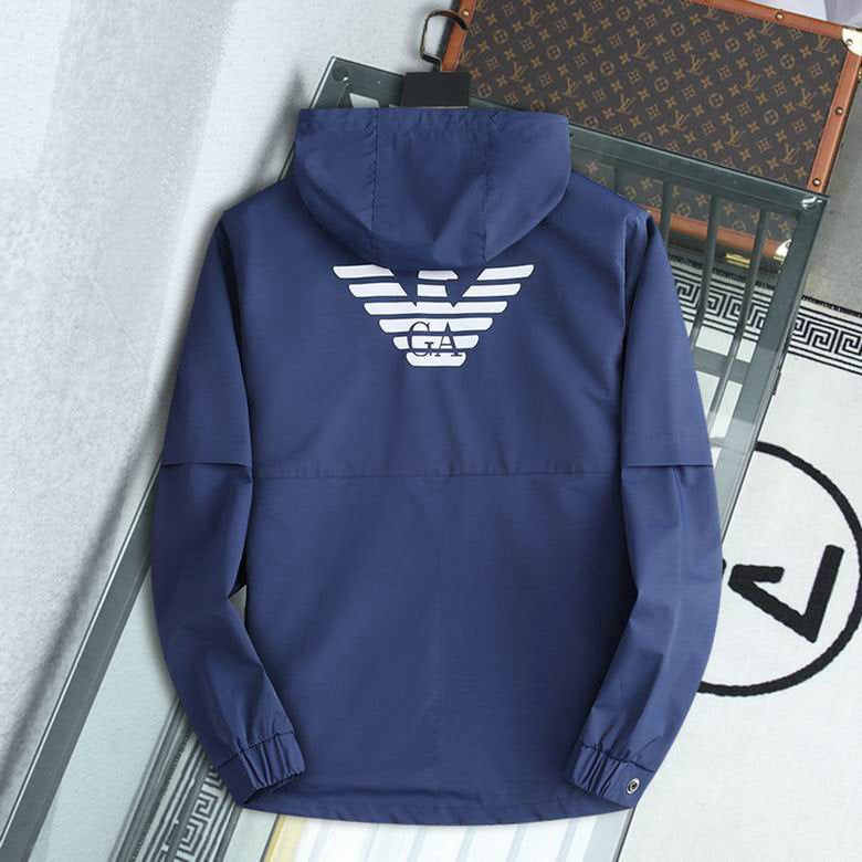 Les vestes Armani allient élégance et modernité. Leur design sophistiqué et leurs matériaux haut de gamme en font un choix incontournable.pas cher. Le moins cher.