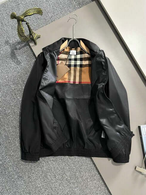 Les vestes Burberry incarnent l'élégance et la qualité, offrant une expérience exceptionnelle. Leur design raffiné et leurs matériaux de haute qualité.pas cher. Le moins cher.