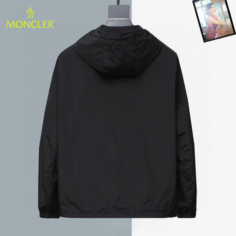 Les vestes Moncler allient élégance et modernité. Leur design sophistiqué et leurs matériaux haut de gamme en font un choix incontournable.pas cher.le moins cher.