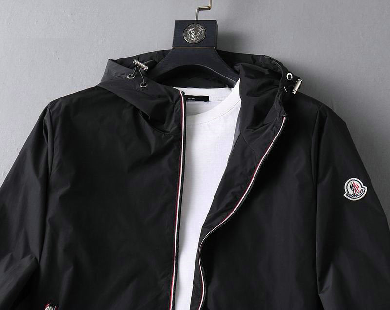 Les vestes Moncler allient élégance et modernité. Leur design sophistiqué et leurs matériaux haut de gamme en font un choix incontournable.pas cher.le moins cher.