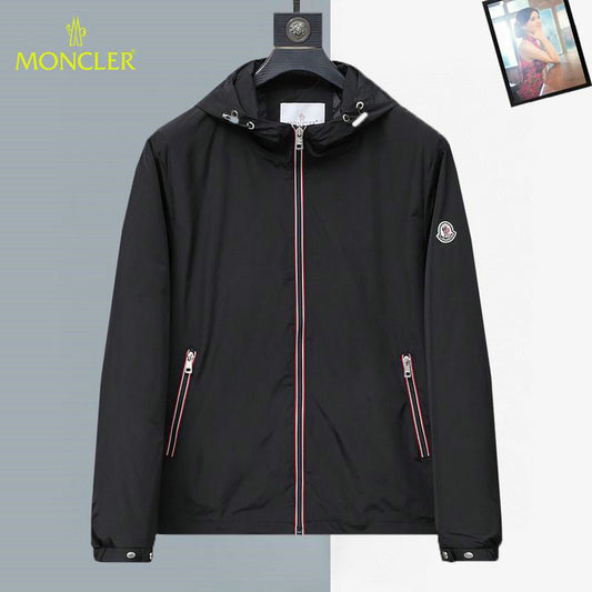 Les vestes Moncler allient élégance et modernité. Leur design sophistiqué et leurs matériaux haut de gamme en font un choix incontournable.pas cher.le moins cher.
