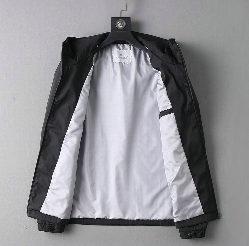 Les vestes Moncler allient élégance et modernité. Leur design sophistiqué et leurs matériaux haut de gamme en font un choix incontournable.pas cher.le moins cher.