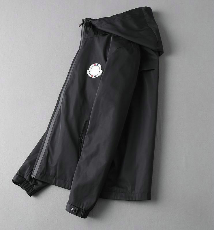 Les vestes Moncler allient élégance et modernité. Leur design sophistiqué et leurs matériaux haut de gamme en font un choix incontournable.pas cher.le moins cher.