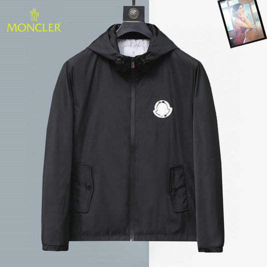 Les vestes Moncler allient élégance et modernité. Leur design sophistiqué et leurs matériaux haut de gamme en font un choix incontournable.pas cher.le moins cher.