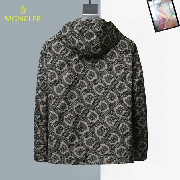 Les vestes Moncler allient élégance et modernité. Leur design sophistiqué et leurs matériaux haut de gamme en font un choix incontournable.pas cher.le moins cher.