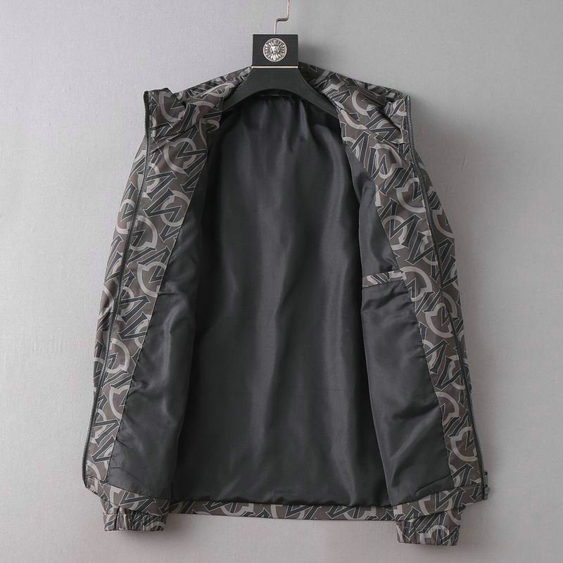 Les vestes Moncler allient élégance et modernité. Leur design sophistiqué et leurs matériaux haut de gamme en font un choix incontournable.pas cher.le moins cher.