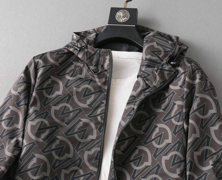 Les vestes Moncler allient élégance et modernité. Leur design sophistiqué et leurs matériaux haut de gamme en font un choix incontournable.pas cher.le moins cher.