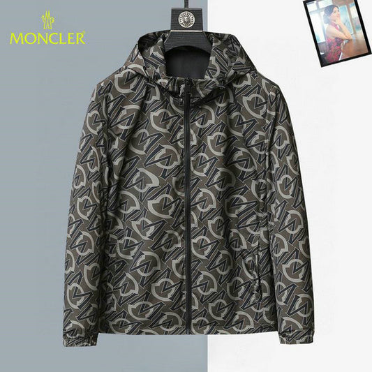 Les vestes Moncler allient élégance et modernité. Leur design sophistiqué et leurs matériaux haut de gamme en font un choix incontournable.pas cher.le moins cher.