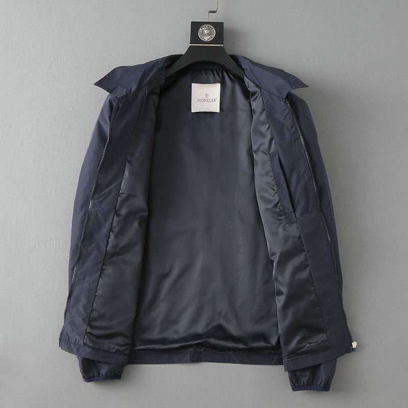 Les vestes Moncler allient élégance et modernité. Leur design sophistiqué et leurs matériaux haut de gamme en font un choix incontournable.pas cher.le moins cher.