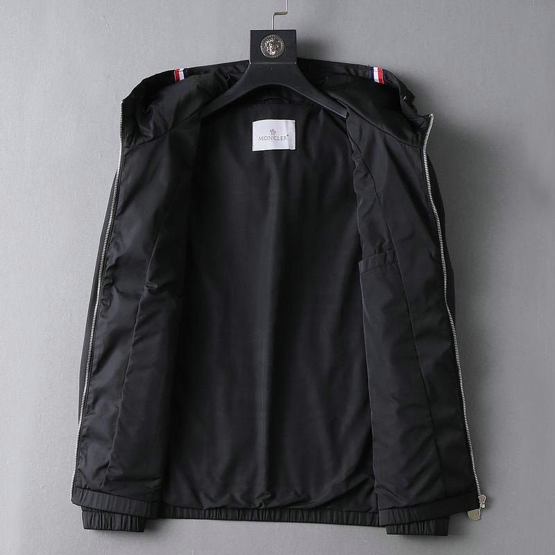 Les vestes Moncler allient élégance et modernité. Leur design sophistiqué et leurs matériaux haut de gamme en font un choix incontournable.pas cher.le moins cher.