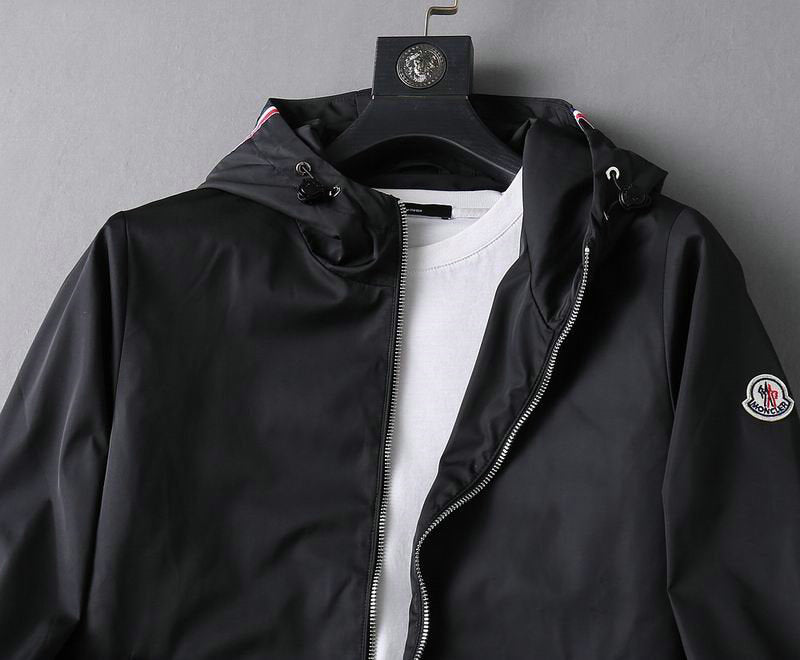 Les vestes Moncler allient élégance et modernité. Leur design sophistiqué et leurs matériaux haut de gamme en font un choix incontournable.pas cher.le moins cher.