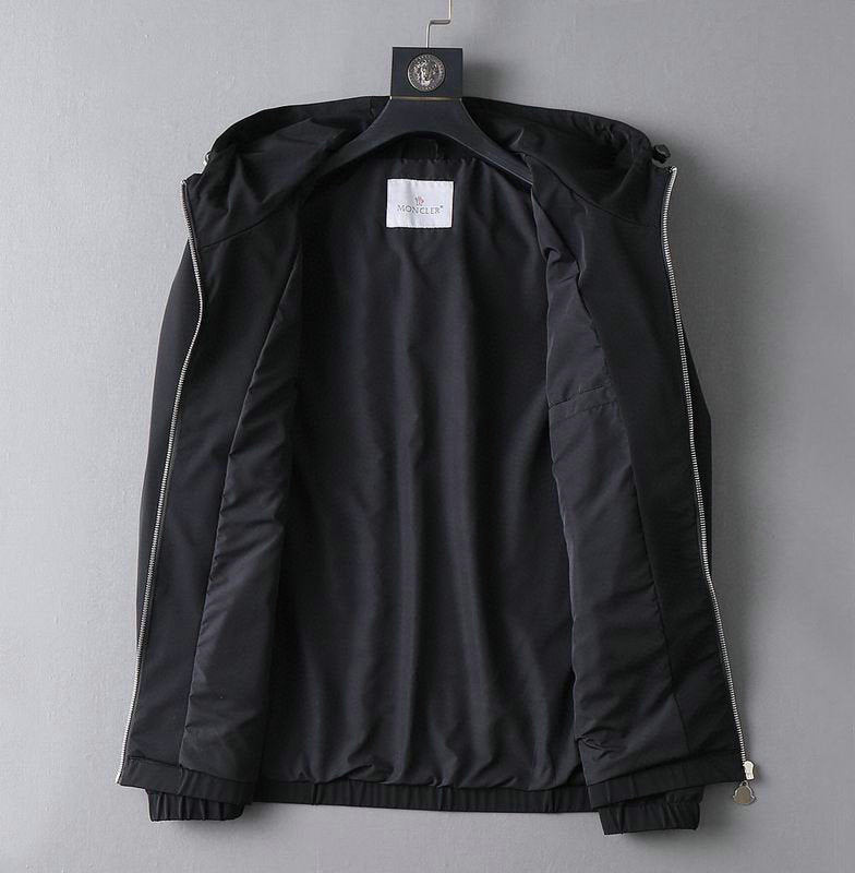 Les vestes Moncler allient élégance et modernité. Leur design sophistiqué et leurs matériaux haut de gamme en font un choix incontournable.pas cher.le moins cher.