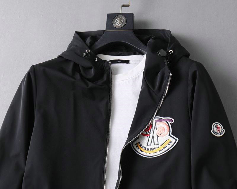 Les vestes Moncler allient élégance et modernité. Leur design sophistiqué et leurs matériaux haut de gamme en font un choix incontournable.pas cher.le moins cher.