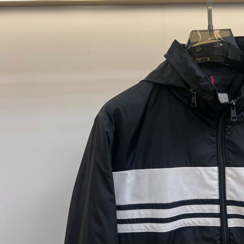 Les vestes Moncler allient élégance et modernité. Leur design sophistiqué et leurs matériaux haut de gamme en font un choix incontournable.pas cher.le moins cher.