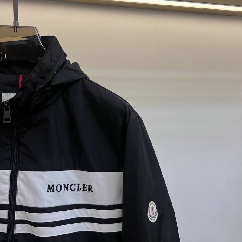Les vestes Moncler allient élégance et modernité. Leur design sophistiqué et leurs matériaux haut de gamme en font un choix incontournable.pas cher.le moins cher.
