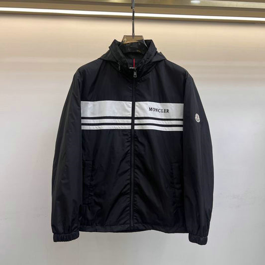 Les vestes Moncler allient élégance et modernité. Leur design sophistiqué et leurs matériaux haut de gamme en font un choix incontournable.pas cher.le moins cher.
