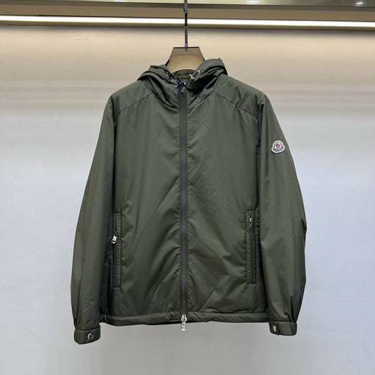 Les vestes Moncler allient élégance et modernité. Leur design sophistiqué et leurs matériaux haut de gamme en font un choix incontournable.pas cher.le moins cher.