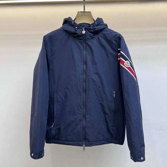 Les vestes Moncler allient élégance et modernité. Leur design sophistiqué et leurs matériaux haut de gamme en font un choix incontournable.pas cher.le moins cher.