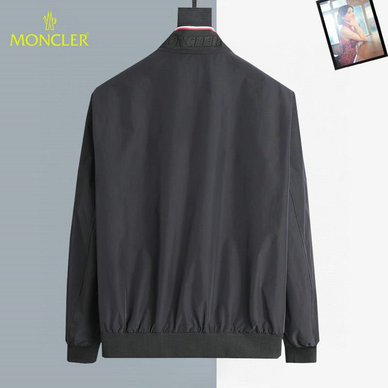Les vestes Moncler allient élégance et modernité. Leur design sophistiqué et leurs matériaux haut de gamme en font un choix incontournable.pas cher.le moins cher.