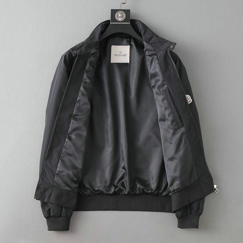 Les vestes Moncler allient élégance et modernité. Leur design sophistiqué et leurs matériaux haut de gamme en font un choix incontournable.pas cher.le moins cher.
