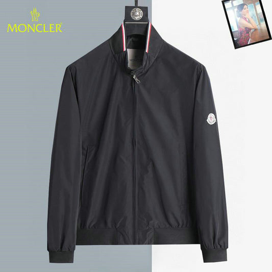 Les vestes Moncler allient élégance et modernité. Leur design sophistiqué et leurs matériaux haut de gamme en font un choix incontournable.pas cher.le moins cher.