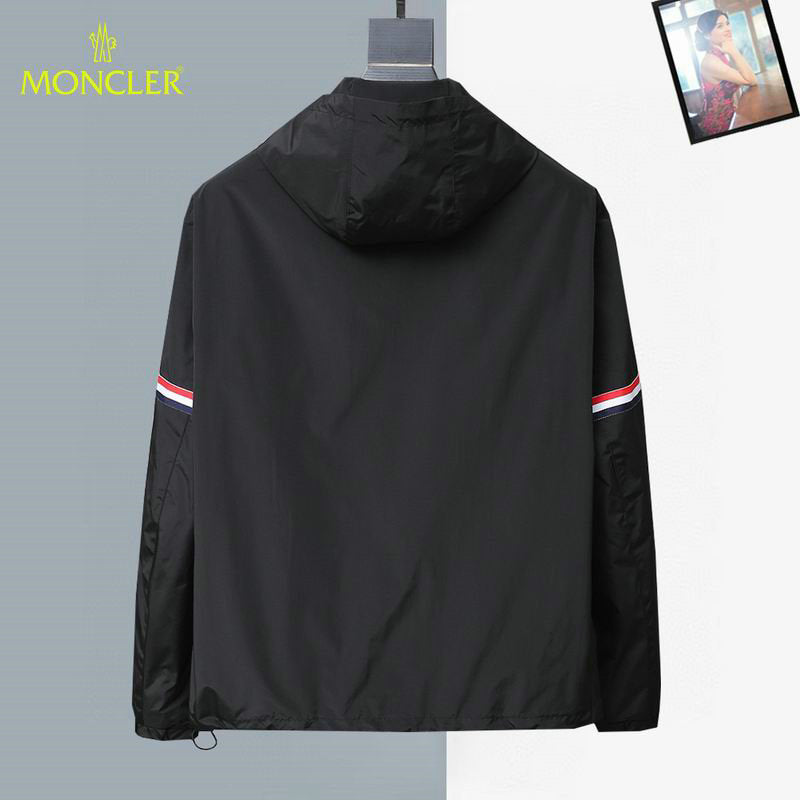 Les vestes Moncler allient élégance et modernité. Leur design sophistiqué et leurs matériaux haut de gamme en font un choix incontournable.pas cher.le moins cher.