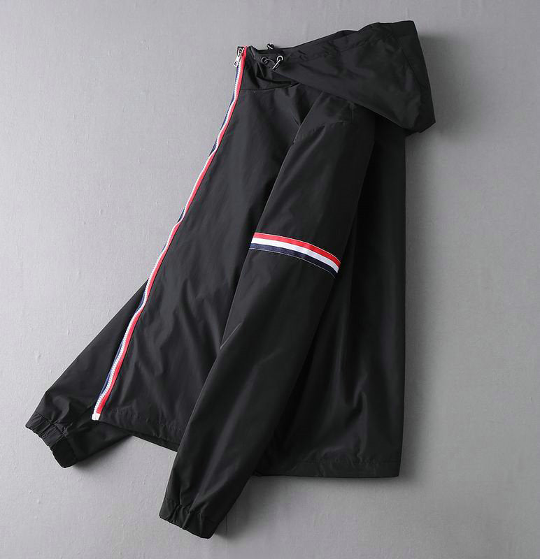 Les vestes Moncler allient élégance et modernité. Leur design sophistiqué et leurs matériaux haut de gamme en font un choix incontournable.pas cher.le moins cher.