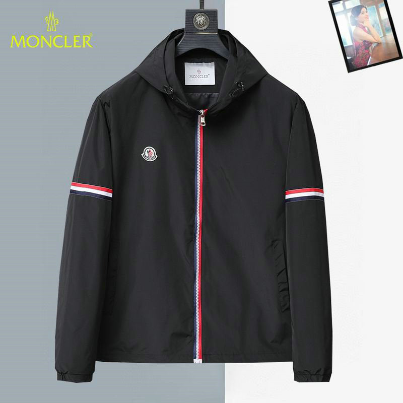 Les vestes Moncler allient élégance et modernité. Leur design sophistiqué et leurs matériaux haut de gamme en font un choix incontournable.pas cher.le moins cher.